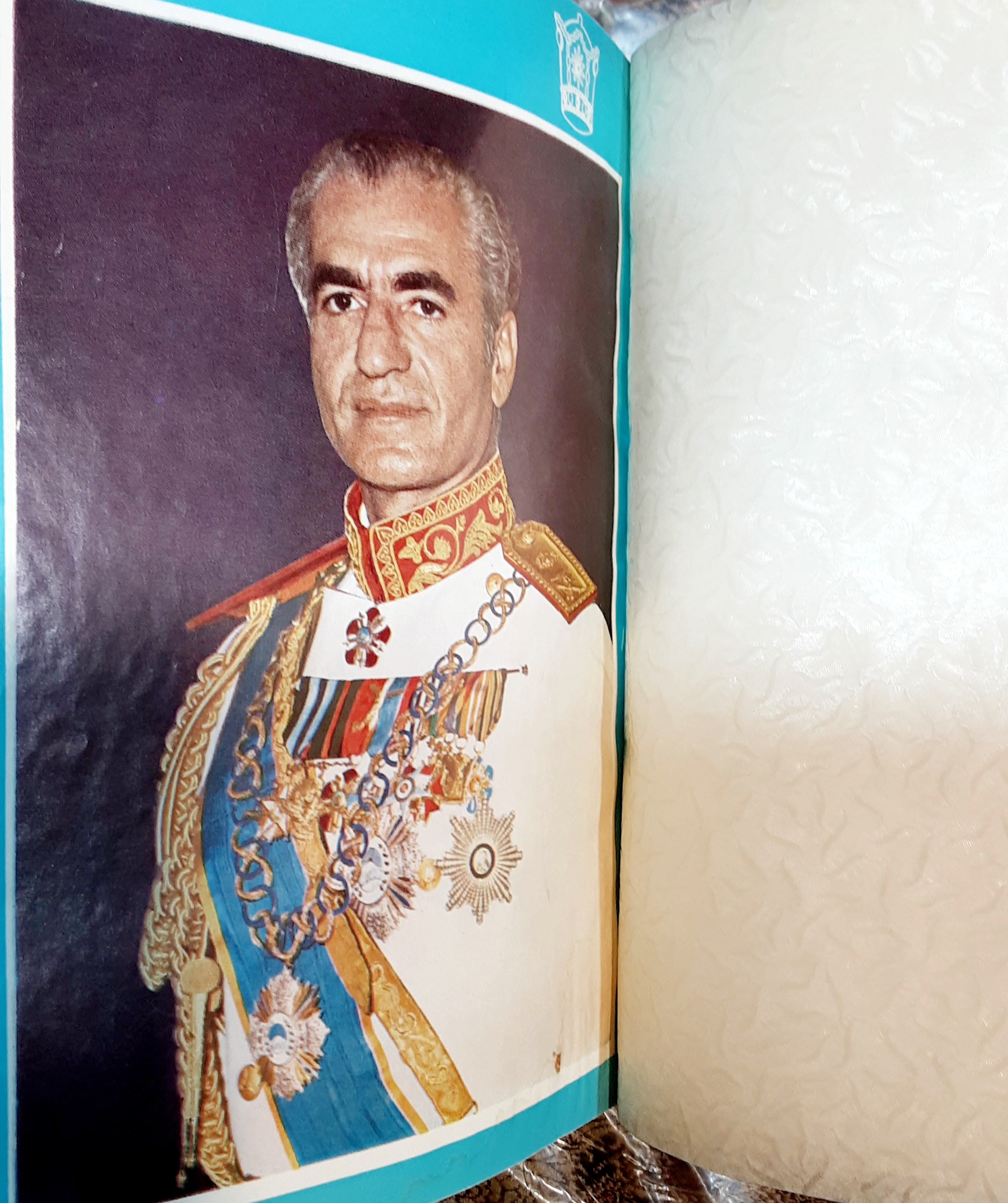 تاریخ ورزش ایران با سه عکس ابتدائی کتاب